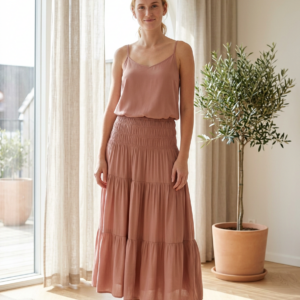 Jupe longue étagée rose B.Young, taille smockée, portée avec un caraco et des baskets blanches