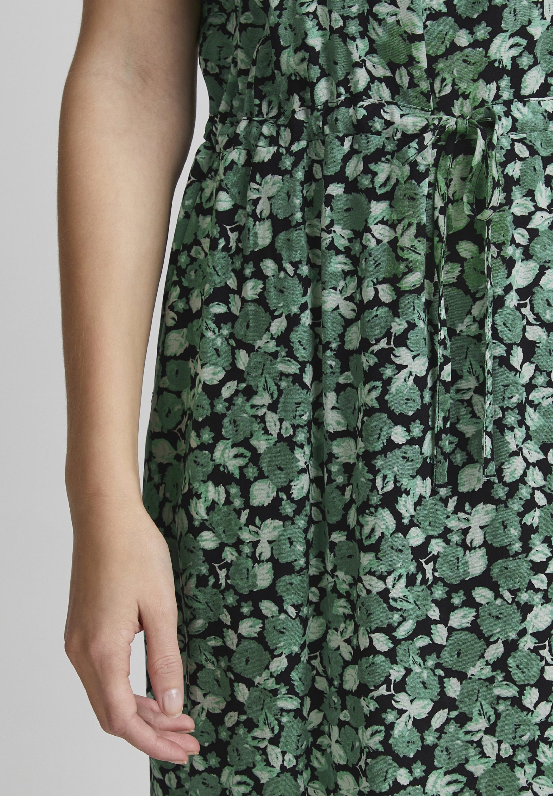Robe courte fleurie – Fraîcheur et féminité – Image 6