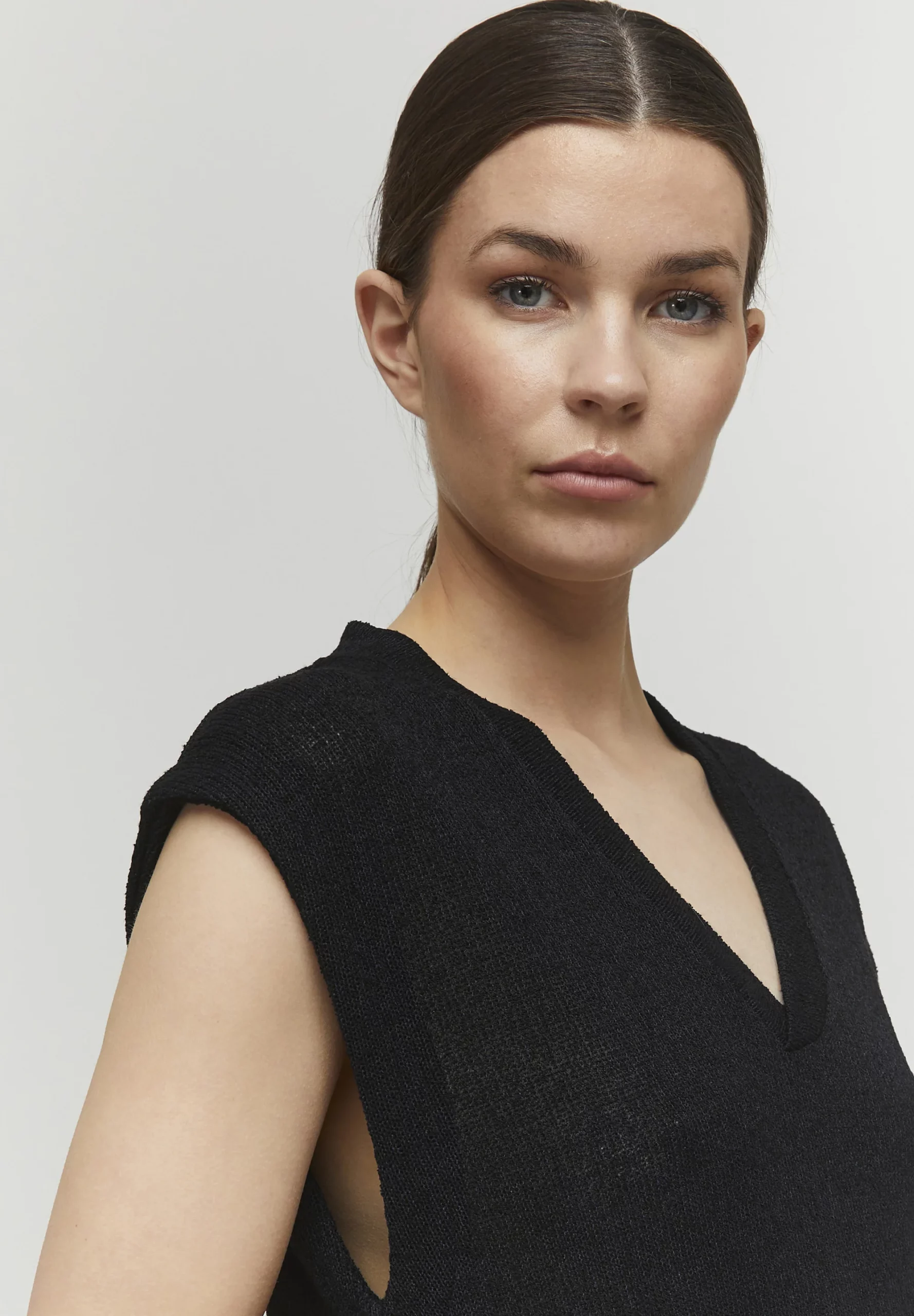 Robe pull noire sans manches – Image 4